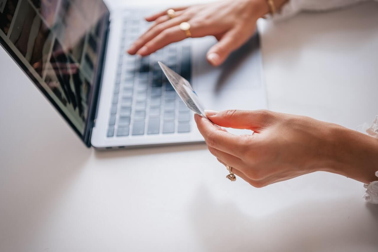 lady using credit card online